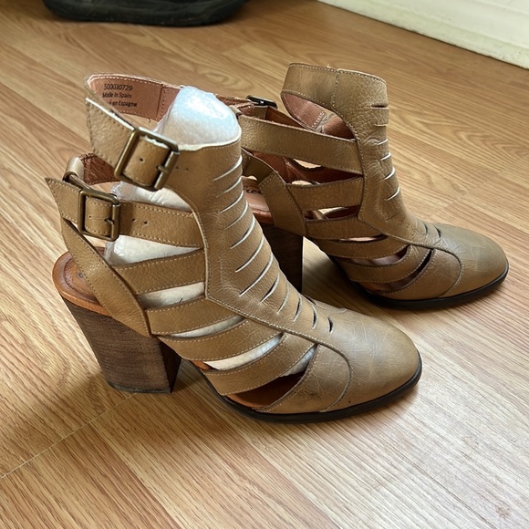 Buckle cutout booties - Picture 3 of 8